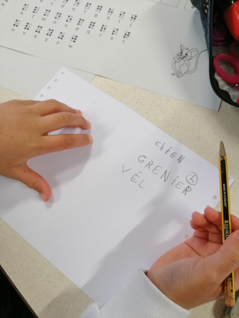 Photo d'une séance d'apprentissage du braille